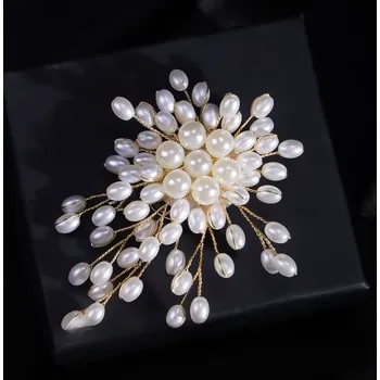 Brož B-TOP Brož ve tvaru perlového květu se zlatými větvičkami
