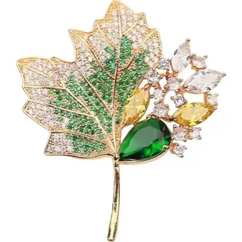 Brož B-TOP Pozlacená brož ve tvaru javorového listu se zelenými krystaly