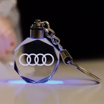 LED Svítící přívěšek na klíče s logem aut 2 x 5 x 12 cm