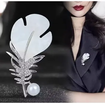 Brož B-TOP Pozlacená brož ve tvaru pírka s krystaly