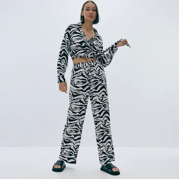 Dámské kalhoty Reserved - Kalhoty palazzo s potiskem - černý - 001BV-99X - 001BV-99X-L