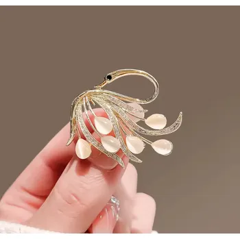 Brož B-TOP Pozlacená brož ve tvaru labutě s krystaly