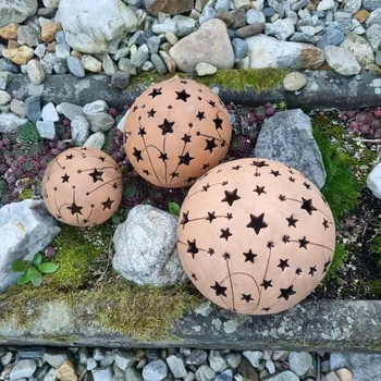 Zahradní dekorace Keramická koule na svíčku s hvězdami a kometami (12 cm) - světlá zahradní dekorace