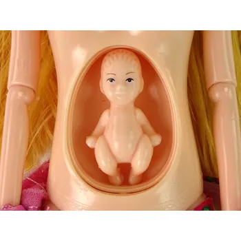 Panenka panenka v růžových Šaty s květinami