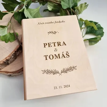 Úložný box Dřevia Dřevěná svatební fotokniha - Ozdobná, s iniciály