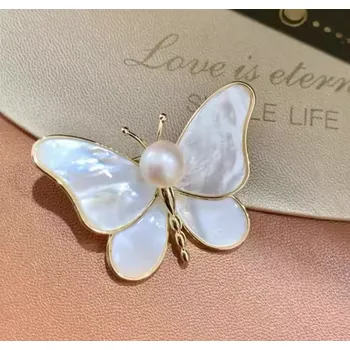 Brož B-TOP Pozlacená brož ve tvaru motýla s mušlovými křídly a perlou