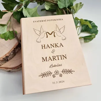 Úložný box Dřevia Dřevěná svatební fotokniha - Holubičky, s iniciály