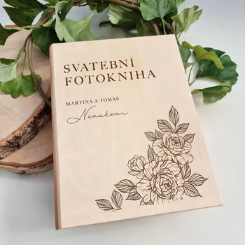 Úložný box Dřevia Dřevěná svatební fotokniha - Květina, s iniciály