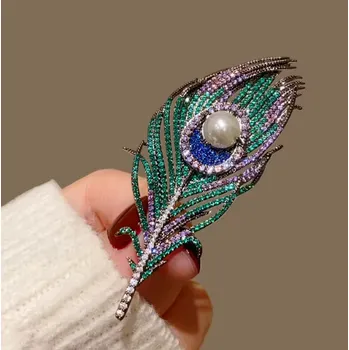 Brož B-TOP Brož ve tvaru pírka s barevnými krystaly a perlou