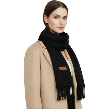 Teplá černá šála s třásněmi, klasická a elegantní pro chladné dny MORAJ