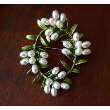 Brož B-TOP Brož ve tvaru věnečku se zelenými lístky a perlami