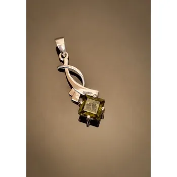 Přívěsek Stříbrný přívěsek s broušeným vltavínem