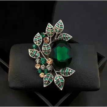 Brož B-TOP Postříbřená brož s velkým zeleným krystalem a větvičkovými lístky