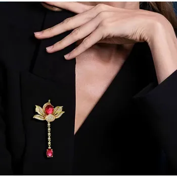 Brož B-TOP Pozlacená brož ve tvaru lotosového květu s červenými krystaly