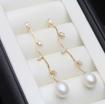 Náušnice B-TOP Pozlacené dlouhé náušnice s krystalovými lístky a perlou