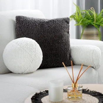 Polštář ve tvaru koule z látky typu buklé