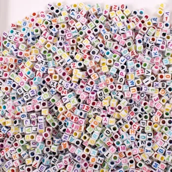 Dětské navlékací korálky Kostkové Korálky s písmeny a číslicemi 6x6 mm bílé s barvou 250 g 1500 ks