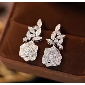 Náušnice B-TOP Postříbřené puzetové náušnice se zirkony ve tvaru lístků s růží
