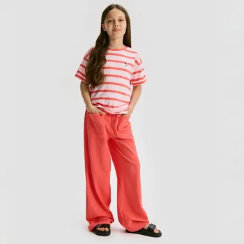 Dětská móda Reserved - Kalhoty ze strukturované látky s&nbsp;kapsami - korálová - 899GT-32X - 899GT-32X-128