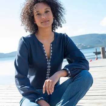 Dámská halenka Jednobarevná halenka s výšivkou a rozparkem ve výstřihu nám. modrá 36