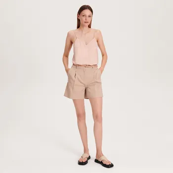 Dámské kraťasy Reserved - Kraťasy s koženkovým páskem - béžová - 2408T-08X - 2408T-08X-S