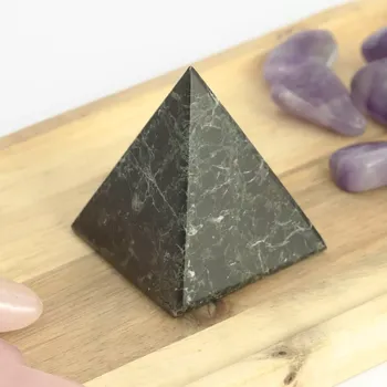 Pyramida černý onyx 5 cm - B