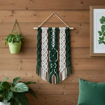 Macramé závěsná dekorace v zeleno - režné (k zavěšení na stěnu)