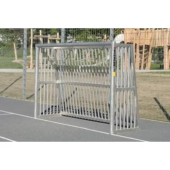 Fotbalová branka Nerozbitná hliníková branka 3×2 m Schäper (Odolná plně svařovaná hliníková branka 3×2 m pro veřejná hřiště a školní areály, se zadní hliníkovou výplní a robustním záchytem míčů z trubek Ø42 mm.)