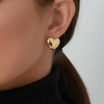 Náušnice Jemné náušnice „Srdce elegance“ z pozlacené chirurgické oceli č. 1822