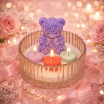 Svíčka Evička Candles Medvídek s láskou sojová svíčka 125 g – ručně vyráběná Barva: Fialová