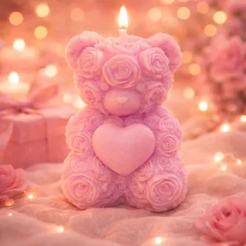 Svíčka Evička Candles Medvídek se srdcem v dlaních svíčka 50 g – ručně vyráběná Barva: Růžová