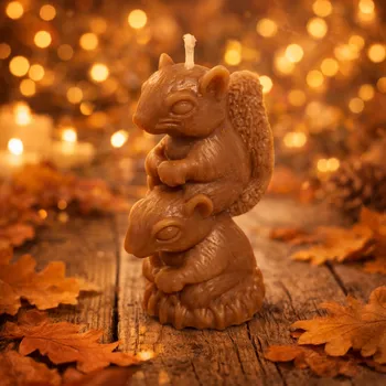 Svíčka Evička Candles Rodina veverek svíčka 75 g – ručně vyráběná Barva: Hnědá