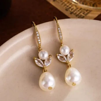 Náušnice B-TOP Dámské visací náušnice s perlami a zirkonovými lístky Druh barvy: Zlatá