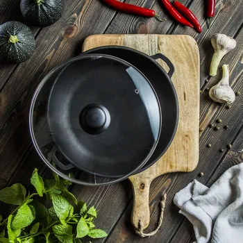 Pánev Litinová pánev s poklicí MAYSTERNYA IRON 26 cm a prkénko COOKINI LOGAN 25,5 x 42 cm