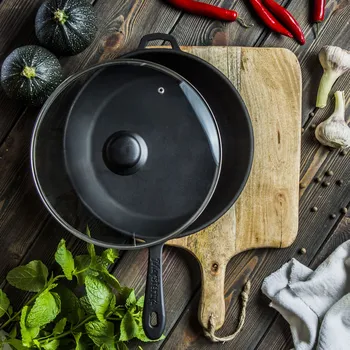 Pánev Litinová pánev s poklicí MAYSTERNYA IRON 26 cm s prkénkem COOKINI LOGAN 25,5 x 42 cm