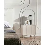 Noční stolek světle béžový MDF kovové nohy 2 police kašmír moderní design ložnice Beliani