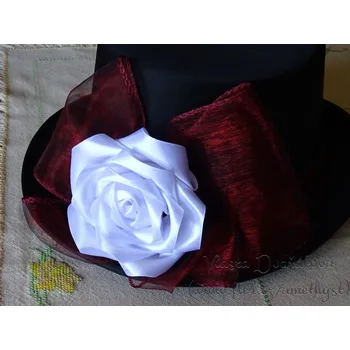 Svatební dekorace Cylindr černý - tm. bordó s bílou atlas. růží II.