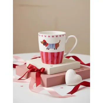 Sinsay - Keramický hrnek s jezevčíkem ve svetru a srdíčky - červená - 382GI-33X - 382GI-33X-ONE