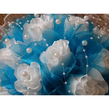 Svatební dekorace Buket na kapotu bílé růže / tyrkys, nebo na přání