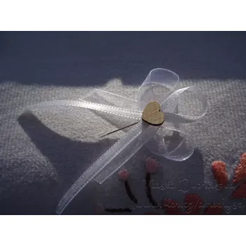 Svatební dekorace Bílý svatební vývazek s dřevěným srdíčkem II.