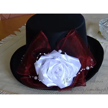 Svatební dekorace Cylindr černý - tm. bordó s bílou atlas. růží I.