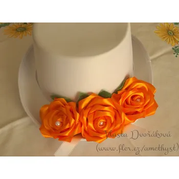 Svatební dekorace Cylindr bílý - oranžové růže z atlas. stuh