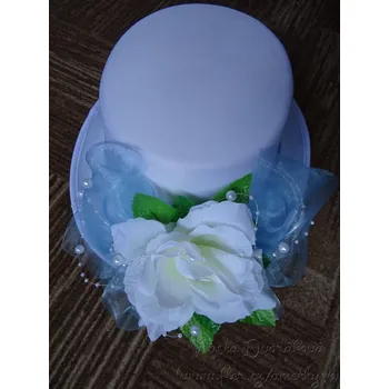 Svatební dekorace Cylindr bílý - sv. modrá organza a bílá růže