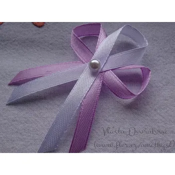 Svatební dekorace Vývazek s perličkou - lila fialová 45 s bílou