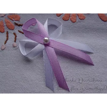 Svatební dekorace Vývazek s perličkou - bílá / lila fialová 45