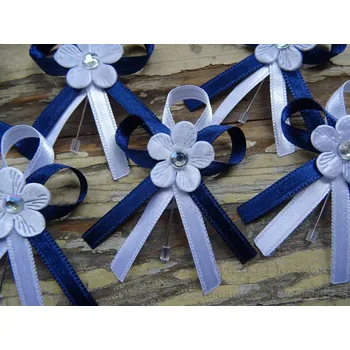 Svatební dekorace Atlasový vývazek - tm. modrá 549 / bílá s kytičkou