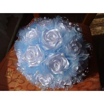 Svatební dekorace Buket na auto - bílé růže/sv. modrá, nebo na přání