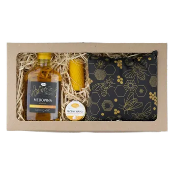 Dárkový potravinový koš Pleva Relax pro každého - Medovina z Potštejna 0,2l, Pečený čaj Medová hruška s rakytníkem 60 ml, Prémiový bylinný polštářek na dobrý spánek včela na černé 17 x 17 cm, Svíčka ze včelího vosku výška 6,7 cm a průměr 3 cm, dárková sada