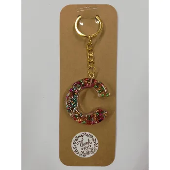 Přívěsek na klíče z pryskyřice - písmeno "C" čirý, červené třpytky