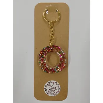 Přívěsek na klíče z pryskyřice - písmeno "O" čirý, červené třpytky